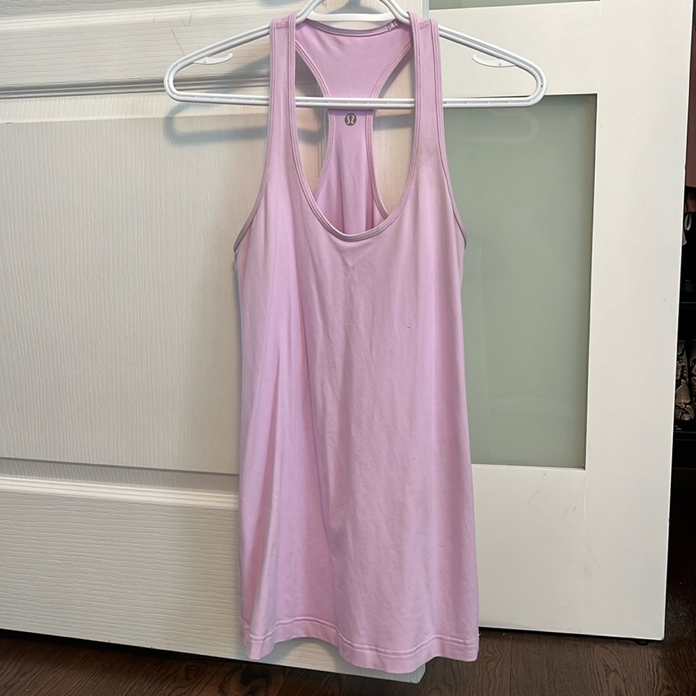 Women lululemon tank.